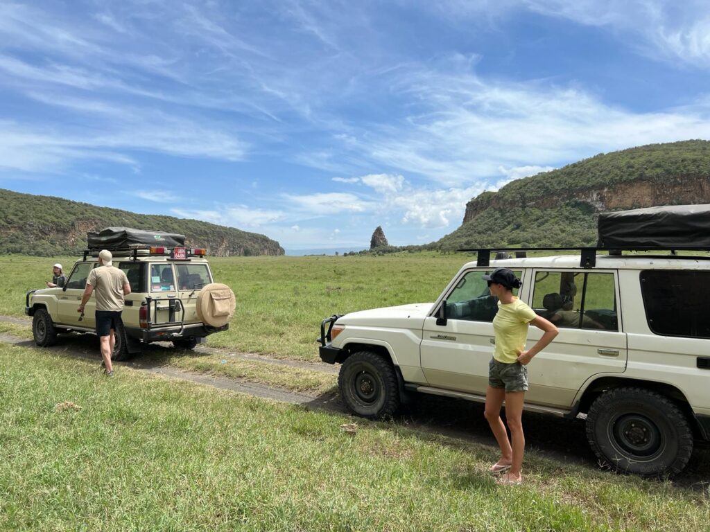 Land-Cruiser-LX-With-Rooftop-tents with tourists visiting a park in Kenya for camping